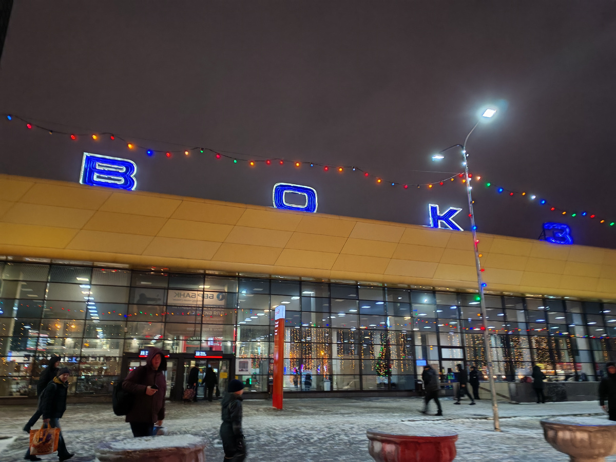 Девчонки мем. Но вокруг. Друг вокруг. Идиот мем. Но вокруг.