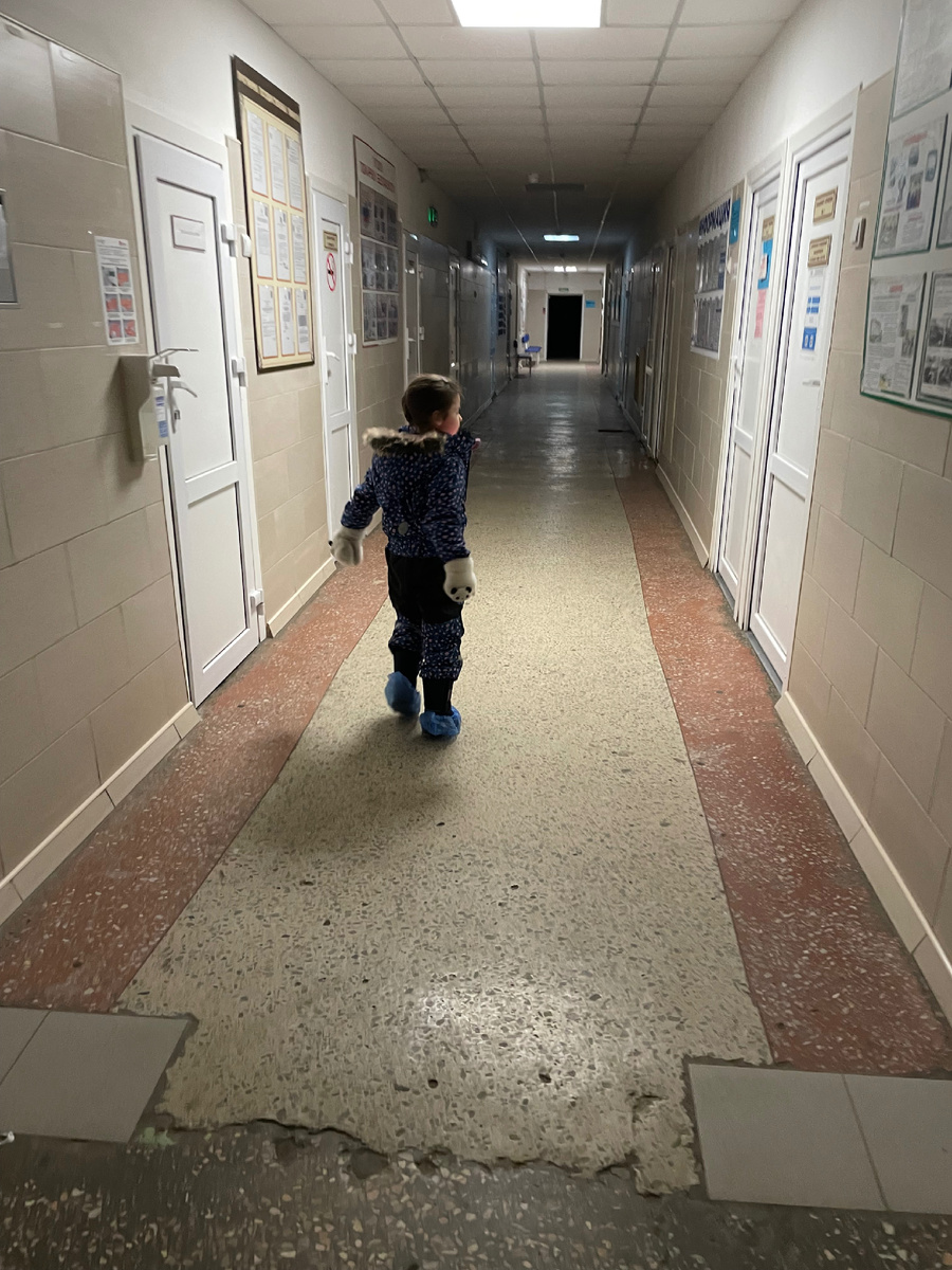 На фото Младшая. Старшую несет папа на руках