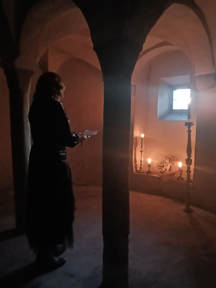 Пение в неотапливаемой крипте, которое довело меня ло бронхита 