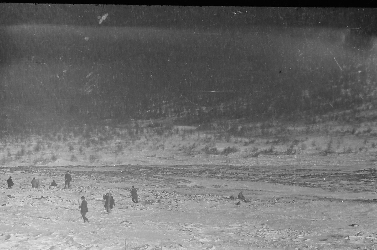 Начиная от ближнего поисковика и до границы растительности это всё русло. Из открытого доступа.