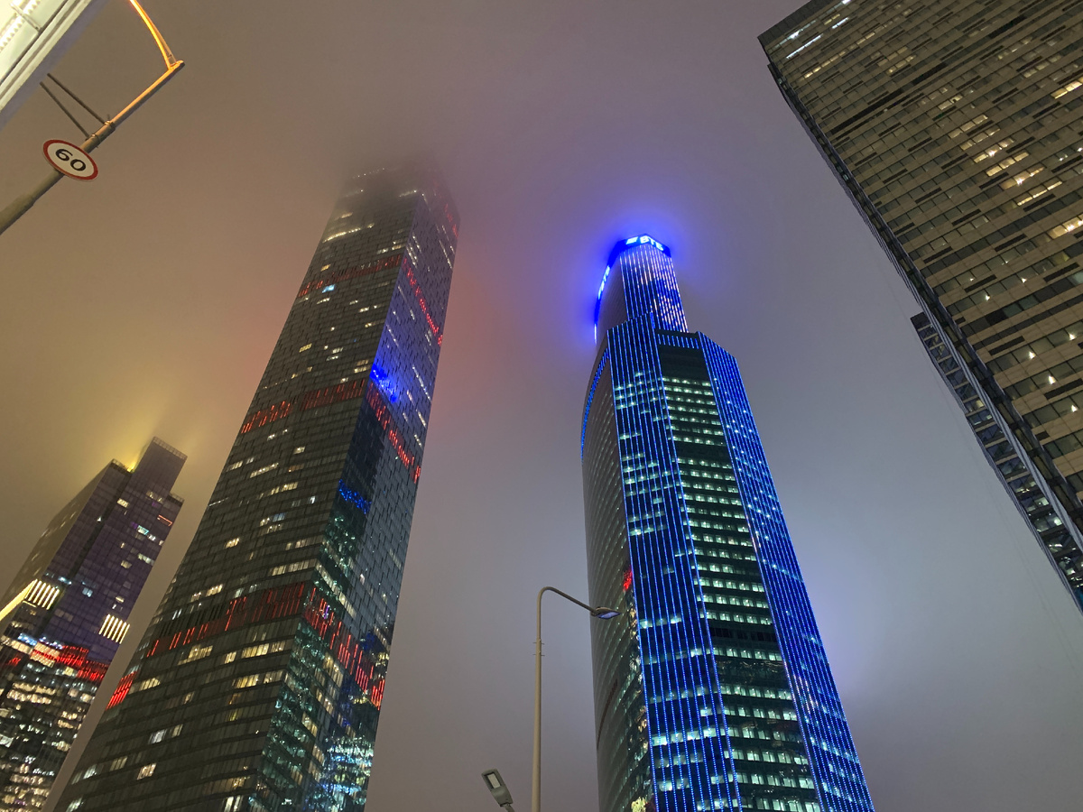 Вершины башен окутал густой туман