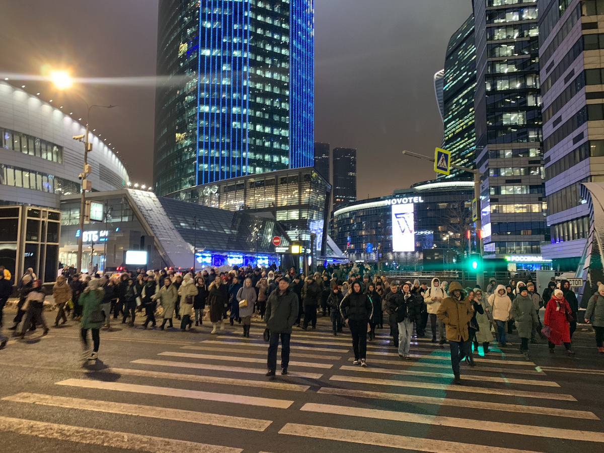 Вечером в будний день тут многолюдно