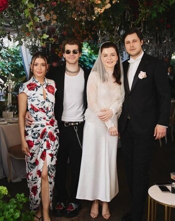 Лео с девушкой и Мелания с женихом