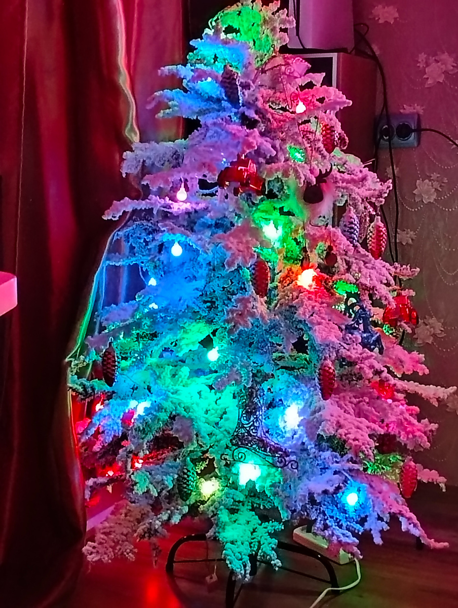 Елка у нас хоть и искусственная, но выглядит вполне натуралистично, и как будто бы припорошена снежком