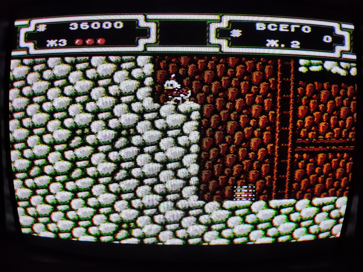 Фото сделаны мной. На фото игра "Утиные истории 2". Оригинал игры "DuckTales 2" был разработан и издан Capcom в 1993,.г. для приставок Game Boy, NES. Продюсер Токуро Фудзивара, дизайнер Ичиро Михара. Фото демонстрирует начальную заставку игры, а так же общий визуальный фон игры. Подробнее об этом рассказано в статье. Все материалы принадлежат правообладателям и размещены исключительно в информационных целях.