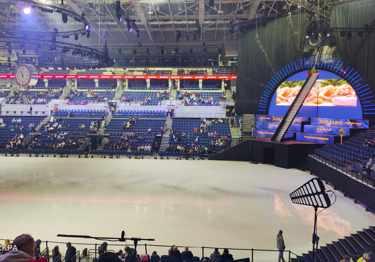 Трибуны до начала шоу