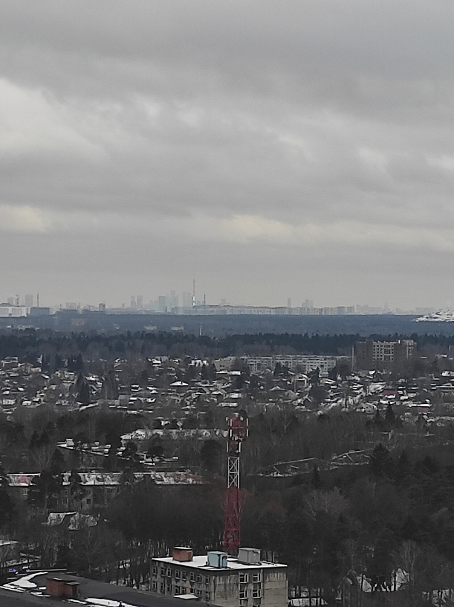 Самый высокий шпиль на горизонте, это она, Останкинская башня. 