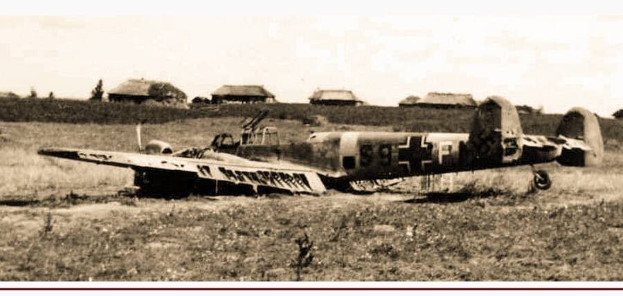 «Мессершмитт» Bf 110E W.Nr.3767 «S9+FM» на месте аварийной посадки в районе Замбрува. Видно, что экипаж самолёта спасся, однако впоследствии пилот унтер-офицер Хенцлер и радист обер-ефрейтор Хасслер к своим так и не вышли
