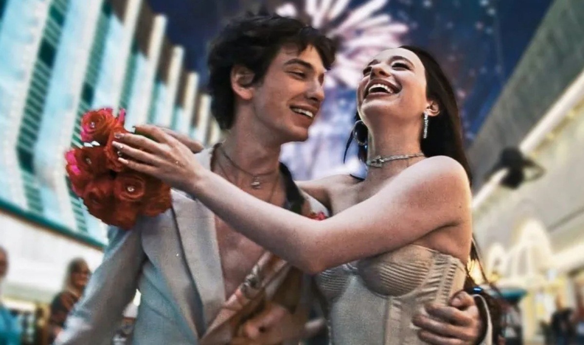 Иван-дурак (Марк Эйдельштейн) и Анора (Майки Мэдисон). 