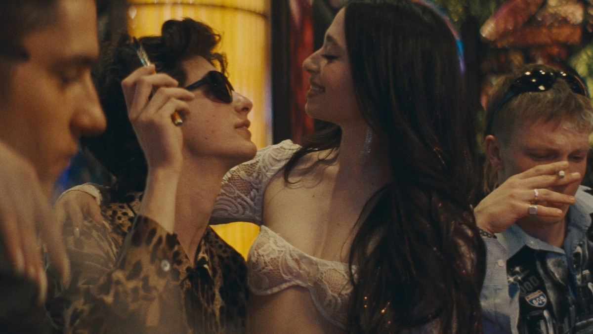 Иван-дурак (Марк Эйдельштейн) и Анора (Майки Мэдисон). «Мы взрослые, давай поженимся».