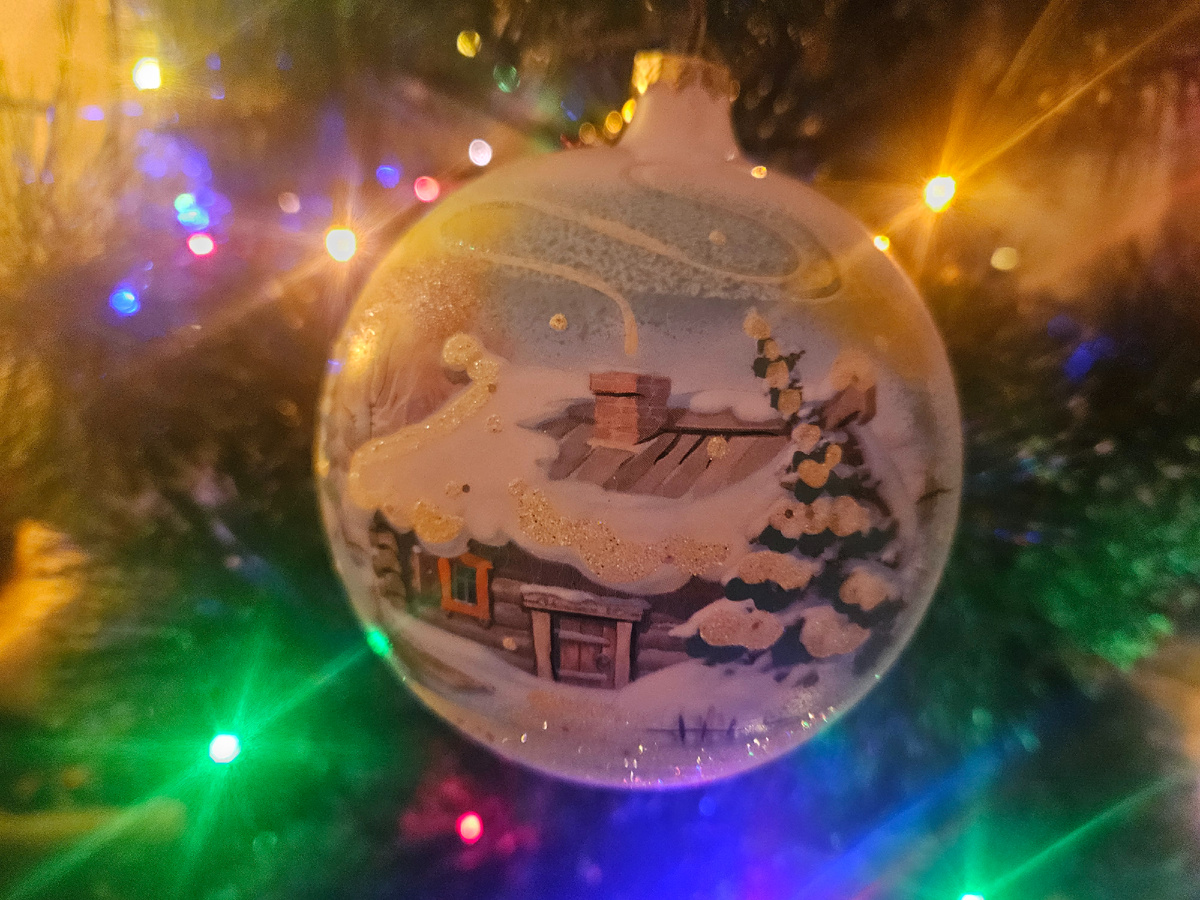 Второй и последний шарик на нашей елке.