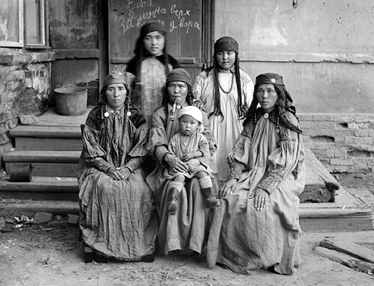 Туземцы (хакасы), отправляемые на сельскохозяйственную выставку. 1920 – 30-е гг. Автор неизвестен