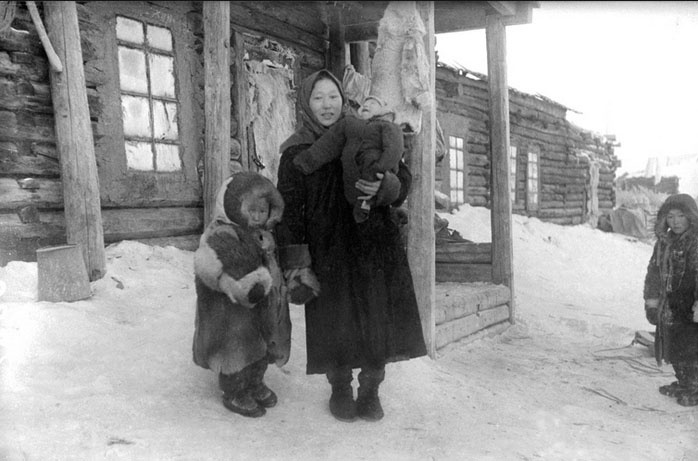 Дети якутов с нянями на прогулке в детском саду. Фактория Ессей. Эвенкийский национальный округ. 1938 г.