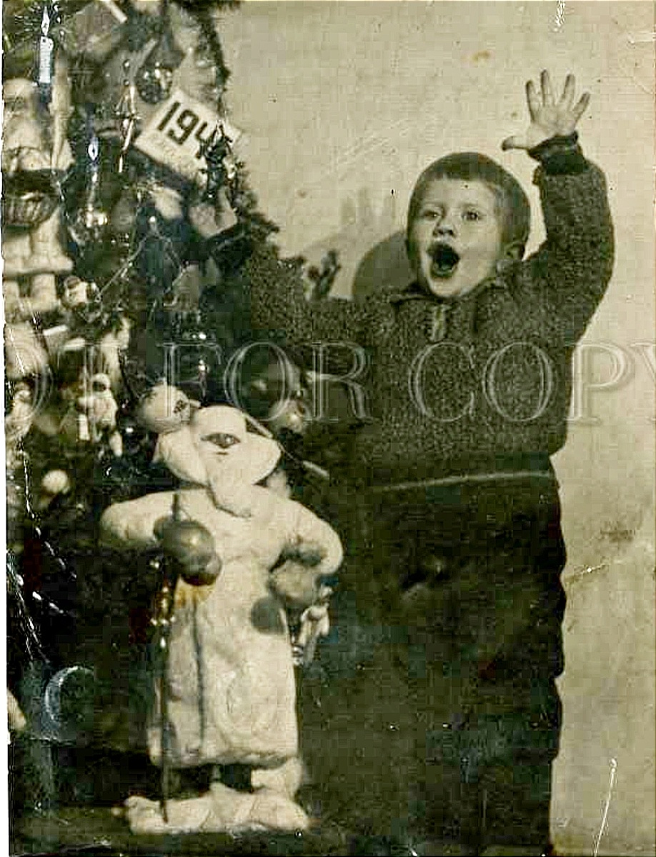 Мальчик и дед мороз,  декабрь 1945 год. 
