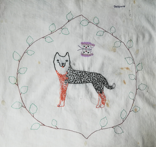 Ткань за 57 лет поистрепалась, но видно, что вышивка сделана с любовью.