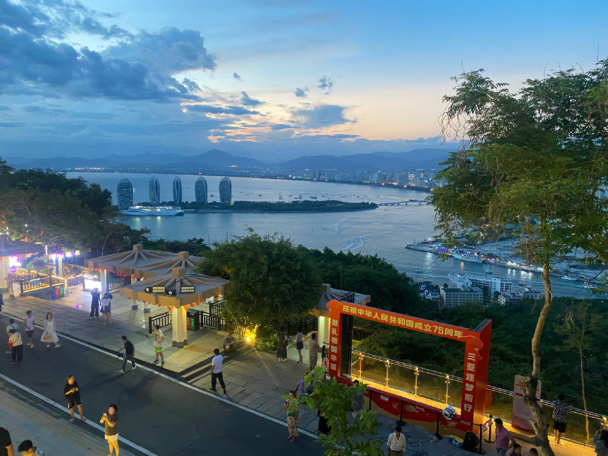 Вид с парка «Олень повернул голову» г. Санья