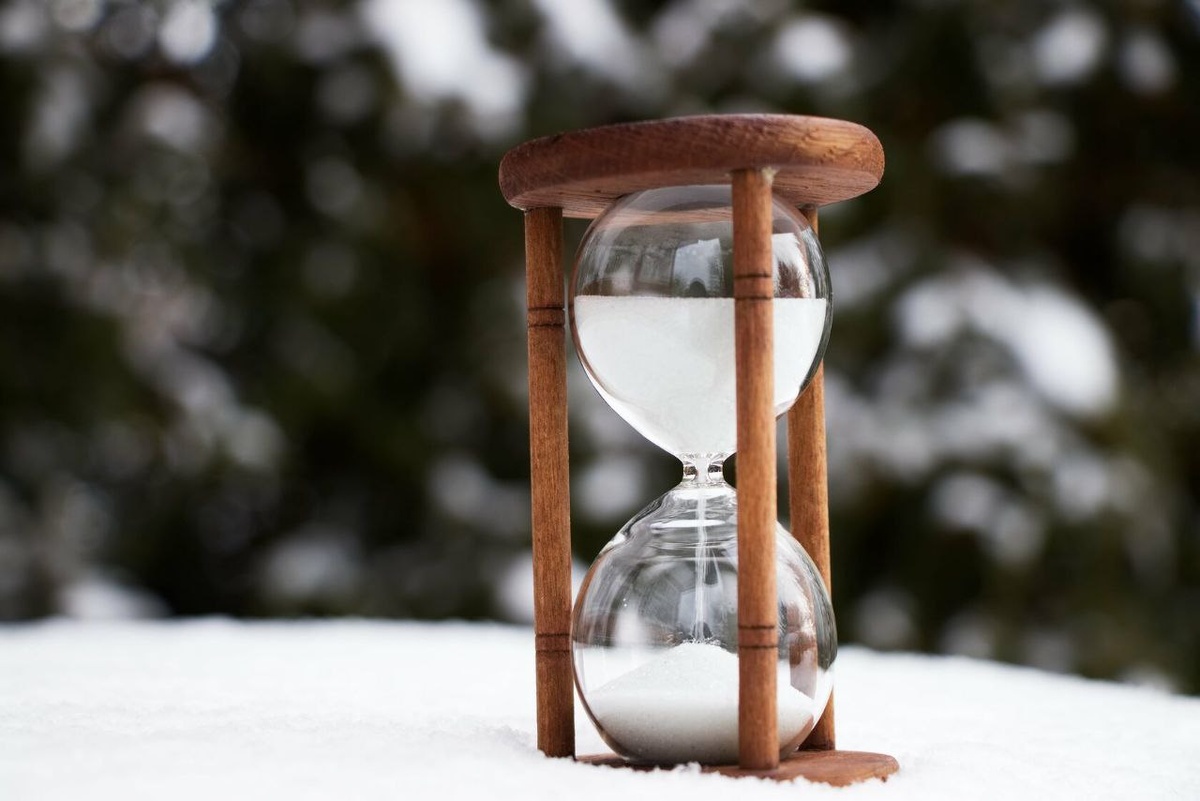 Картинка для иллюстрации снежных часов из яндекса