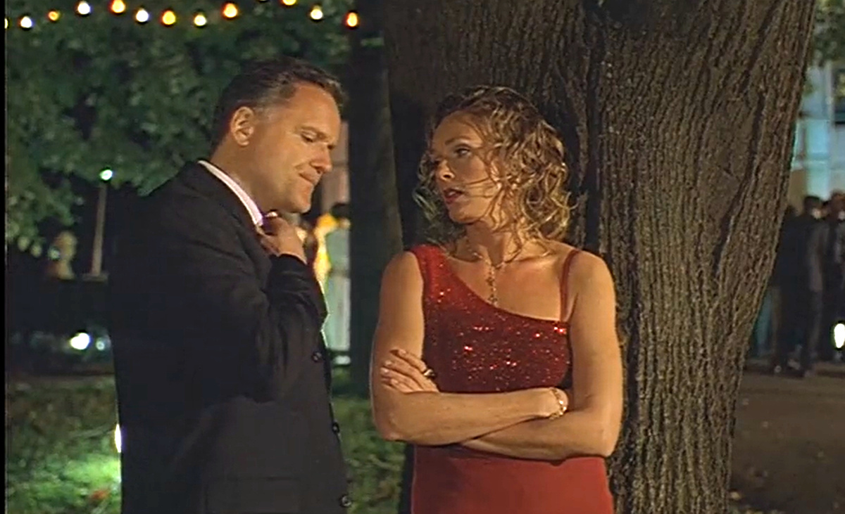 Кадр из кинофильма "Подари мне лунный свет", 2001 г., режиссер Дмитрий Астрахан, сценарист Олег Данилов, композитор Дмитрий Атовмян (скриншот) 