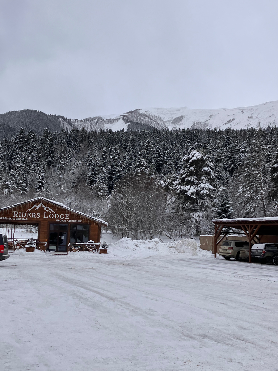 Черные горы под белым снегом