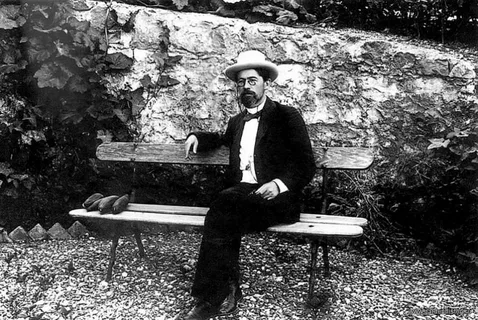 Чехов на лавочке в саду своего дома в Ялте. Фото из открытых источников Яндекс