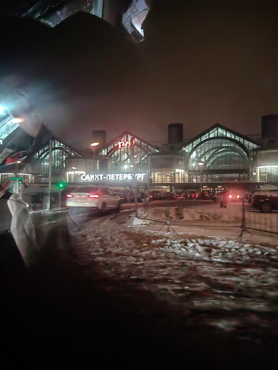 Такси подвозит нас к Ладожскому вокзалу