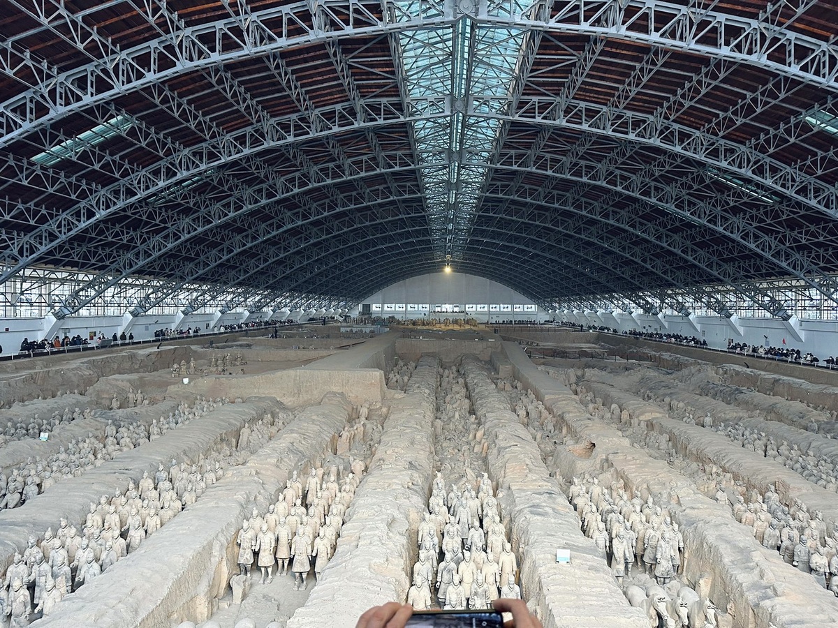 Китай, январь 2024. Терракотовая армия. Фото мужа. Вот так и я весь год боролась - с обстоятельствами.