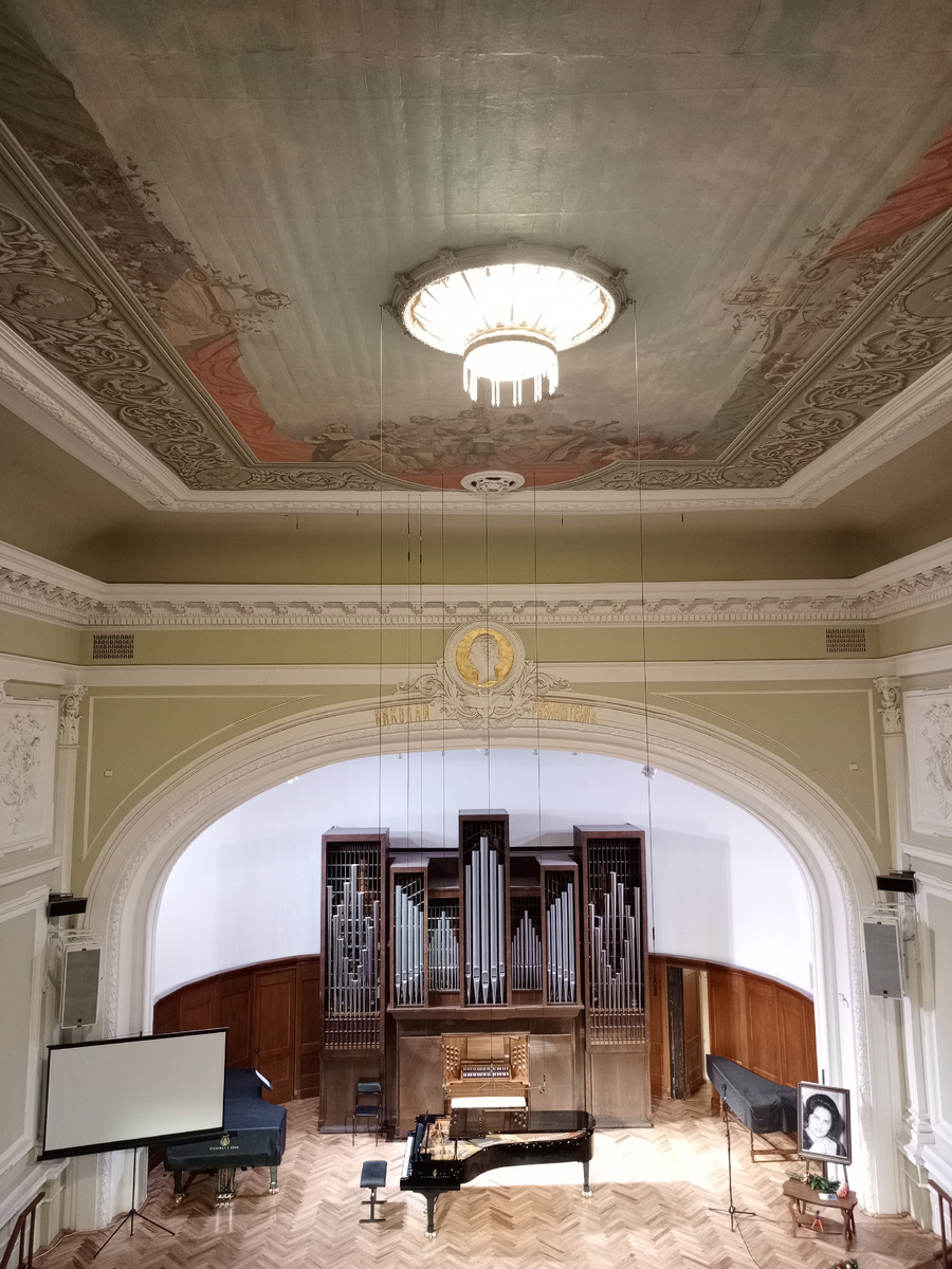 Справа возле клавесина её портрет. А другие фото желающие найдут самостоятельно