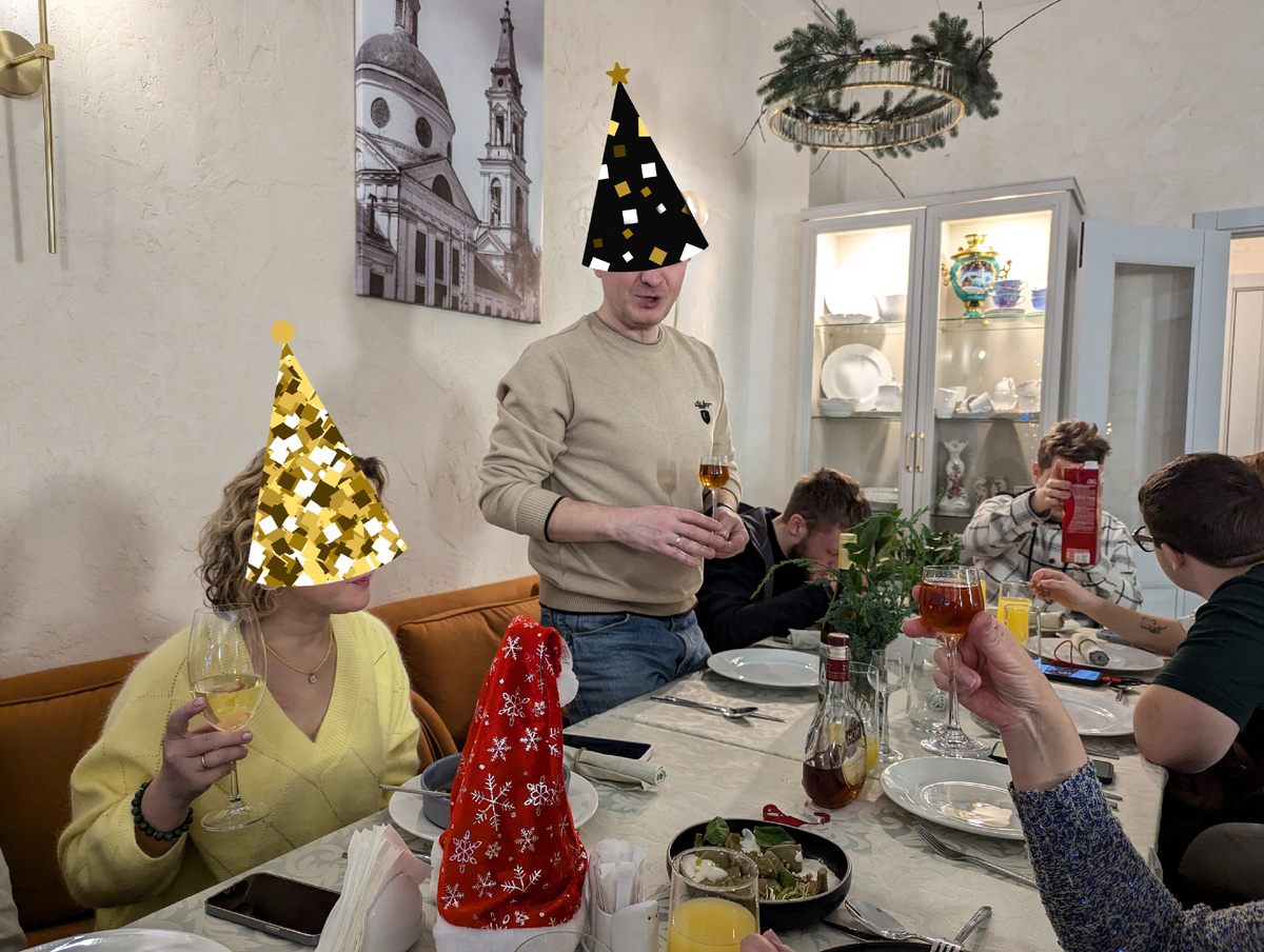 Честно говоря, не фотографировала. Нашла единственное фото. Это начало трапезы, только начали подносить закуски.