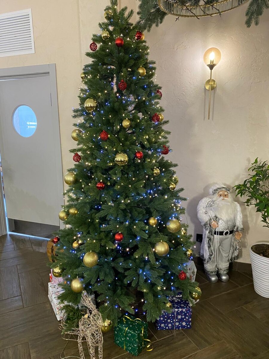 Елка в фойе гостиницы 