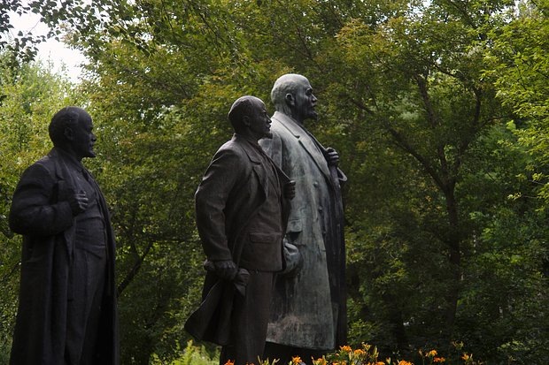    Памятник Владимиру Ленину и советский танк в Левобережном парке, куда свезли памятники советским партийным деятелям и писателям, Усть-Каменогорск, 30 июля 2024 года. Фото: Дмитрий Ермаков / «Лента.ру»