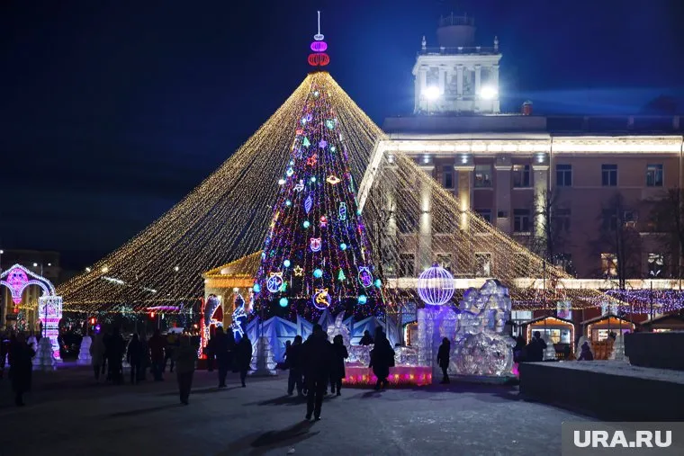 Ночью в ледовом городке проводят технические работы, поэтому елку отключают в 23:00
Фото: Екатерина Сычкова © URA.RU