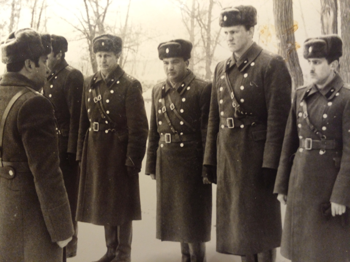 Ст. прапорщик Родимченко - второй слева в строю, автор - второй справа. Гончаровск, стрельбы.