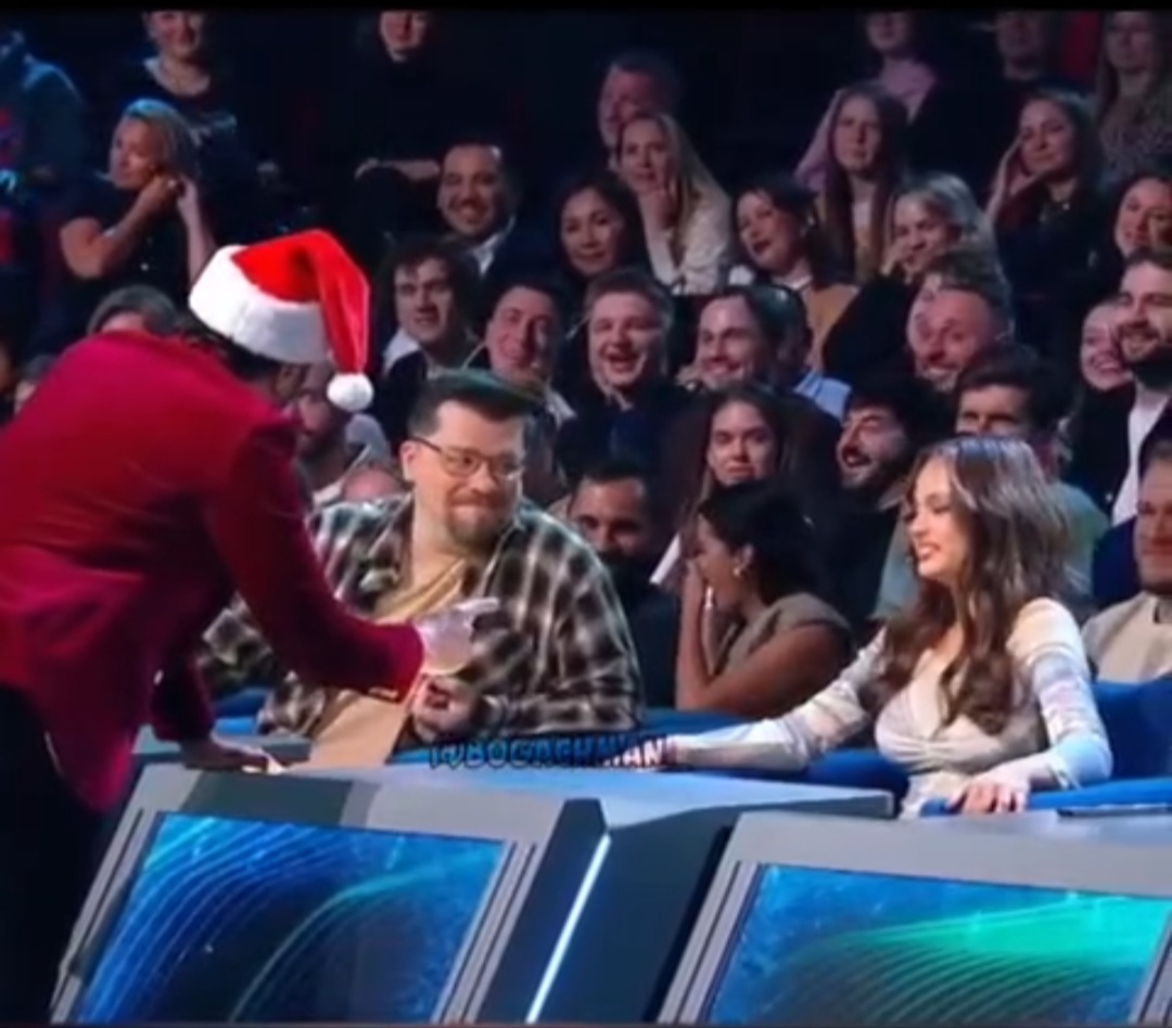 Момент из шоу на котором Александр Ревва просит Валю дёрнуть за его пальчик