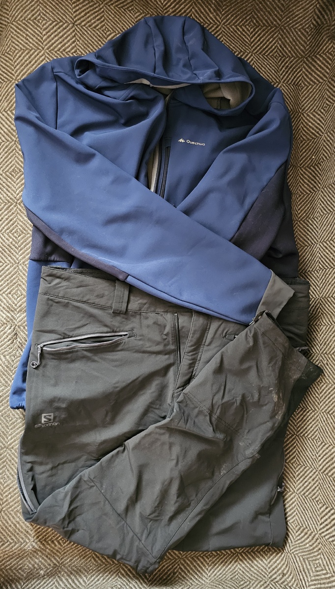 Софтшел-куртка и софтшел-штаны. Были со мной на вершине.