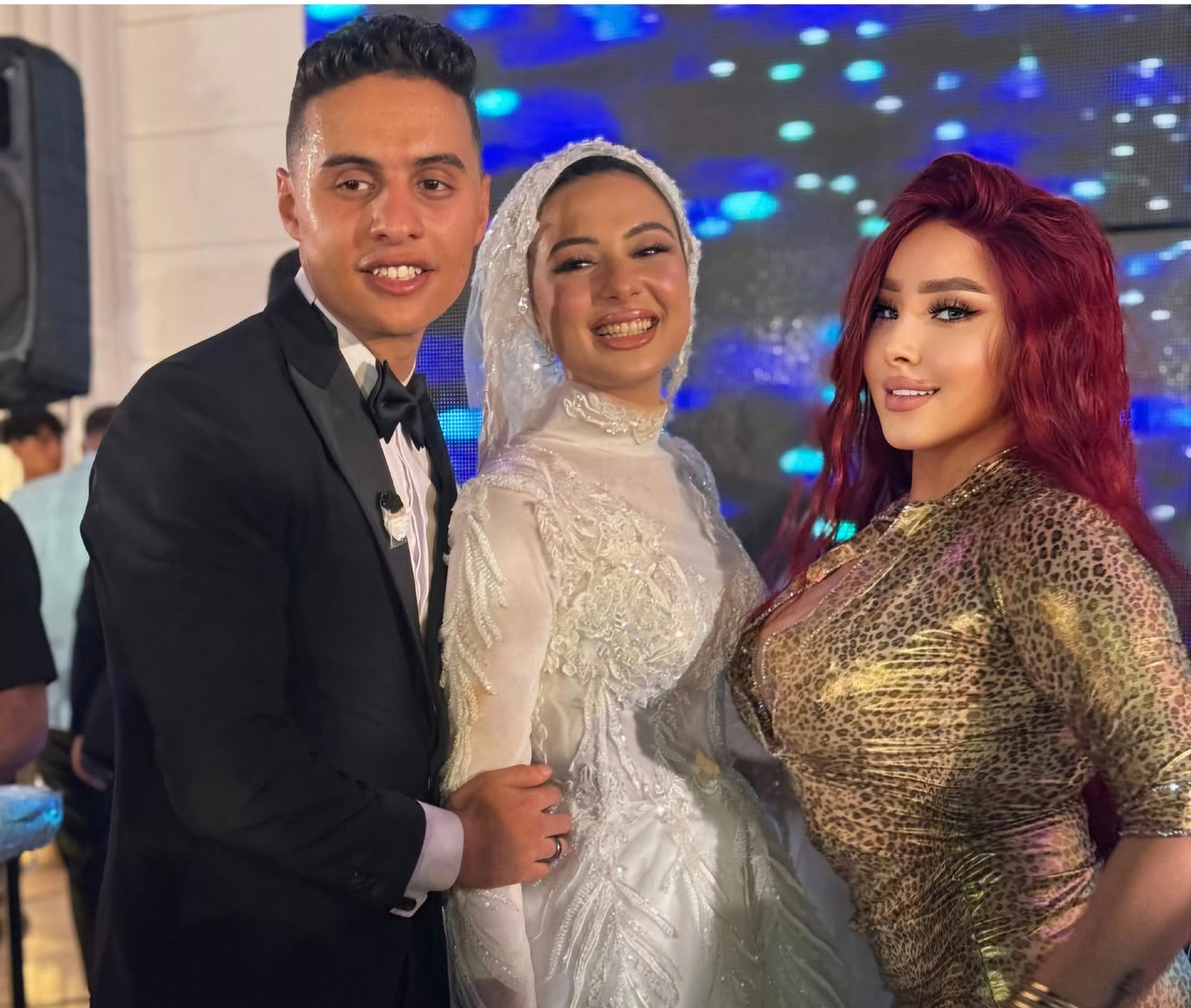 Здесь "Kлyбничка" хотя бы одета