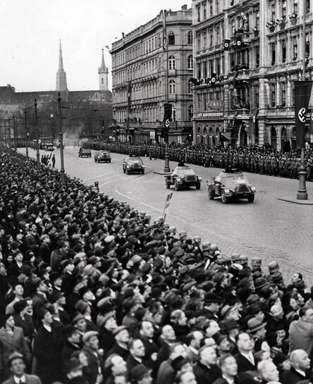 Немецкие войска на улицах Австрии