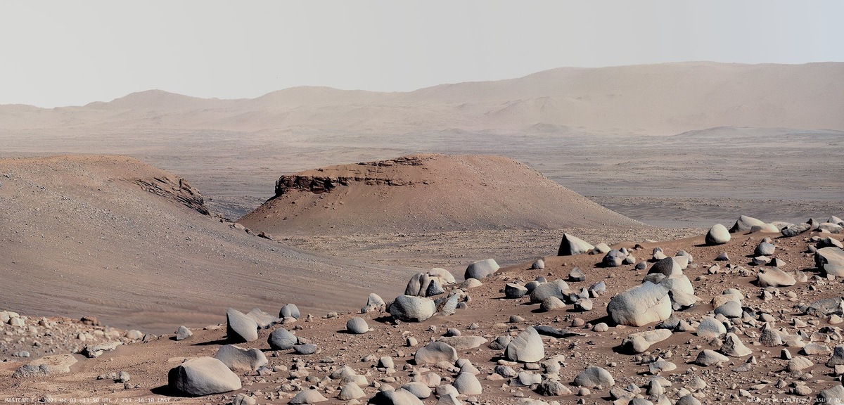 Красная планета оправдывает свое название, поскольку в ее грустных пейзажах, действительно, преобладает этот цвет (это фото Марса прислал на землю марсоход «Персеверанс»)