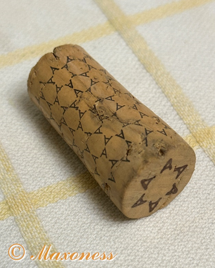 Пробка вина «Nai e Senora» Albarino от Terra de Asorei, винтаж 2023-го, с логотипом винодельни в виде шестиконечной звезды из букв А