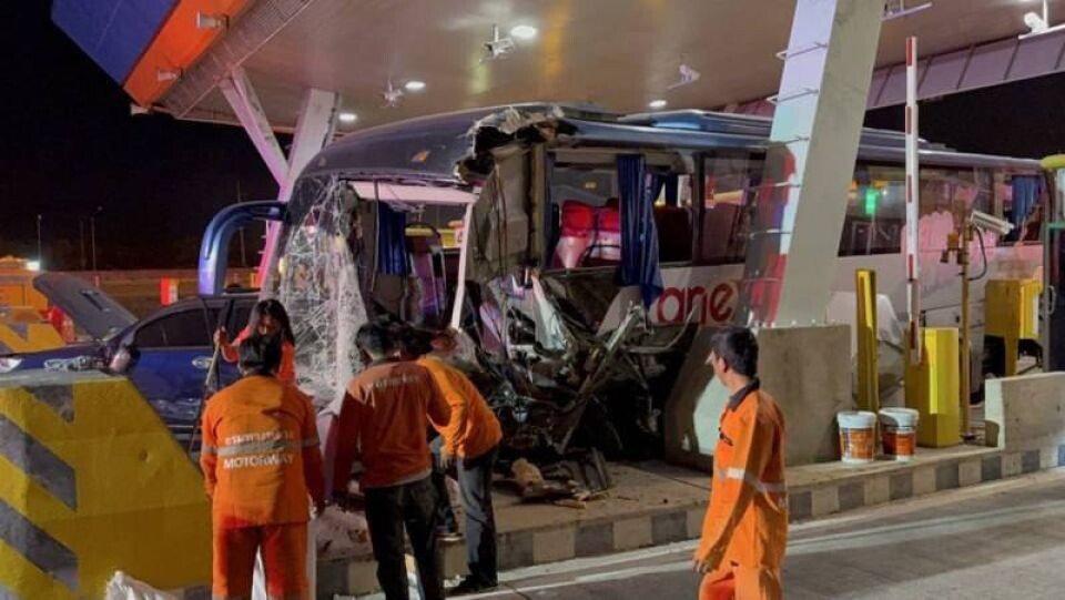    Авария с пассажирским автобусом в Таиланде. Источник: Amarin TV