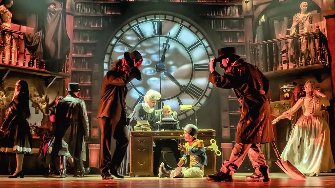 фото из "театрально-циркового" шоу. Я с левой стороны в кожаном плаще и в сапогах.