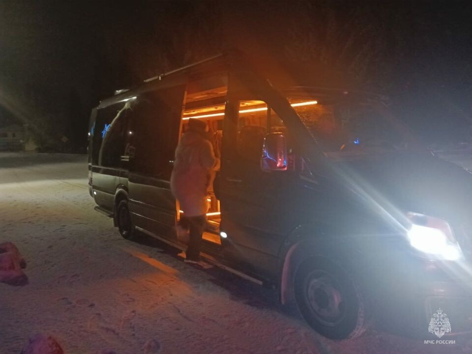    Спасение туристов, оказавшихся на трассе в сломавшемся автобусе. Источник: МЧС России по Алтайскому краю