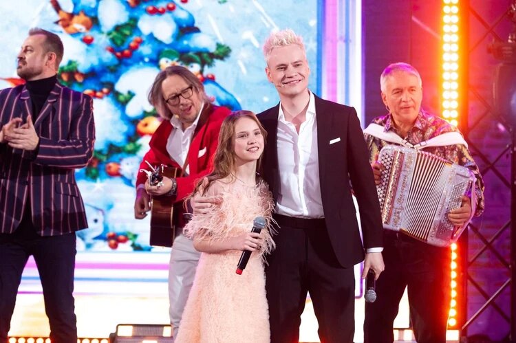 Ярослав спел вместе с 10-летней Варей песню «Новогодние игрушки». Фото: Песни от всей души!/ Телеканал Россия-1.

