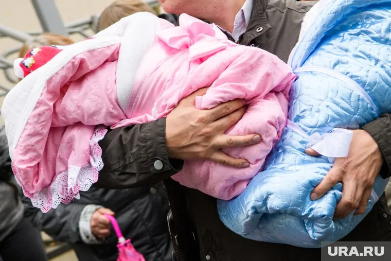 Королевская двойня - мальчик и девочка - появились на свет 1 января в перинатальном центре
Фото: Владимир Жабриков © URA.RU