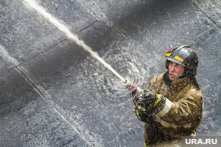 Небольшой самолет врезался в крышу мебельного склада
Фото: Александр Мамаев © URA.RU