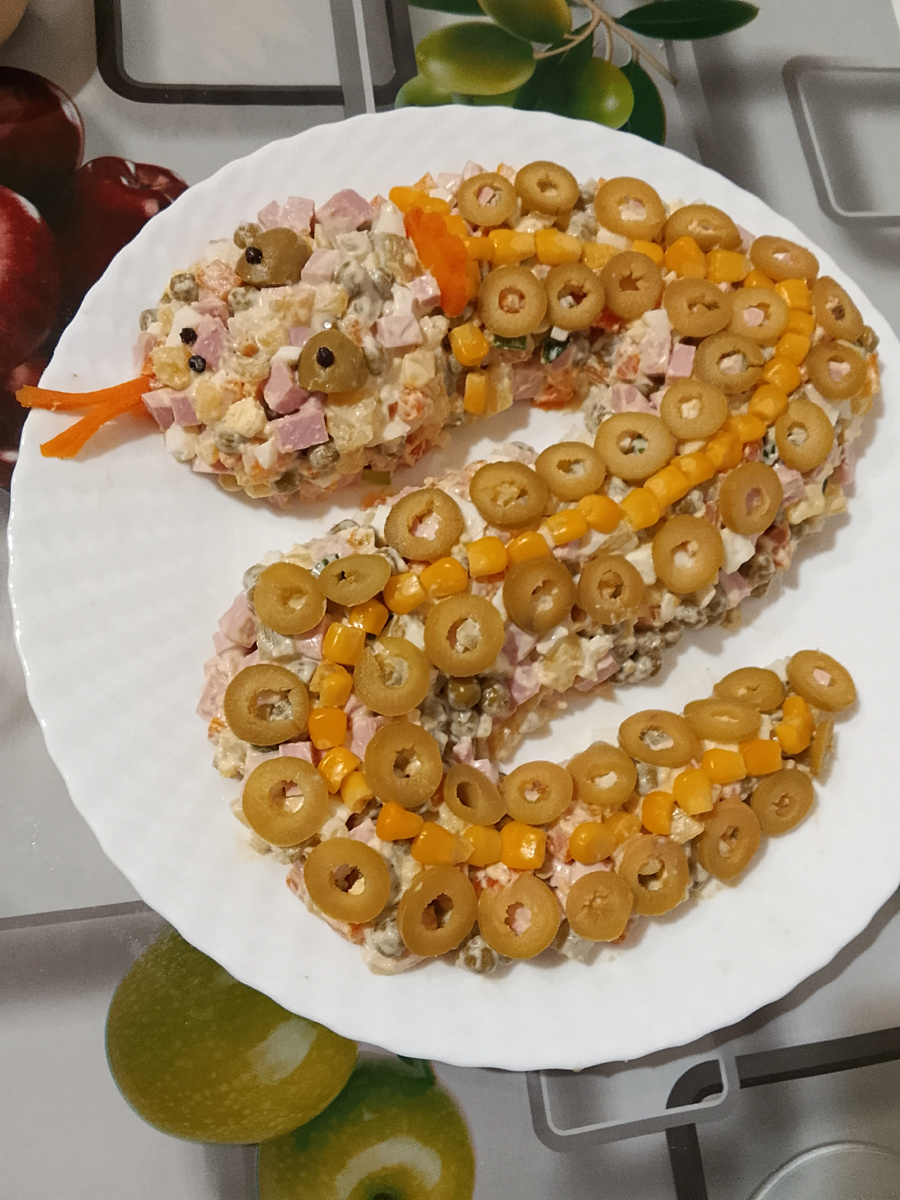 Это мой салатик оливье в виде змейки 🤭🤗☺️