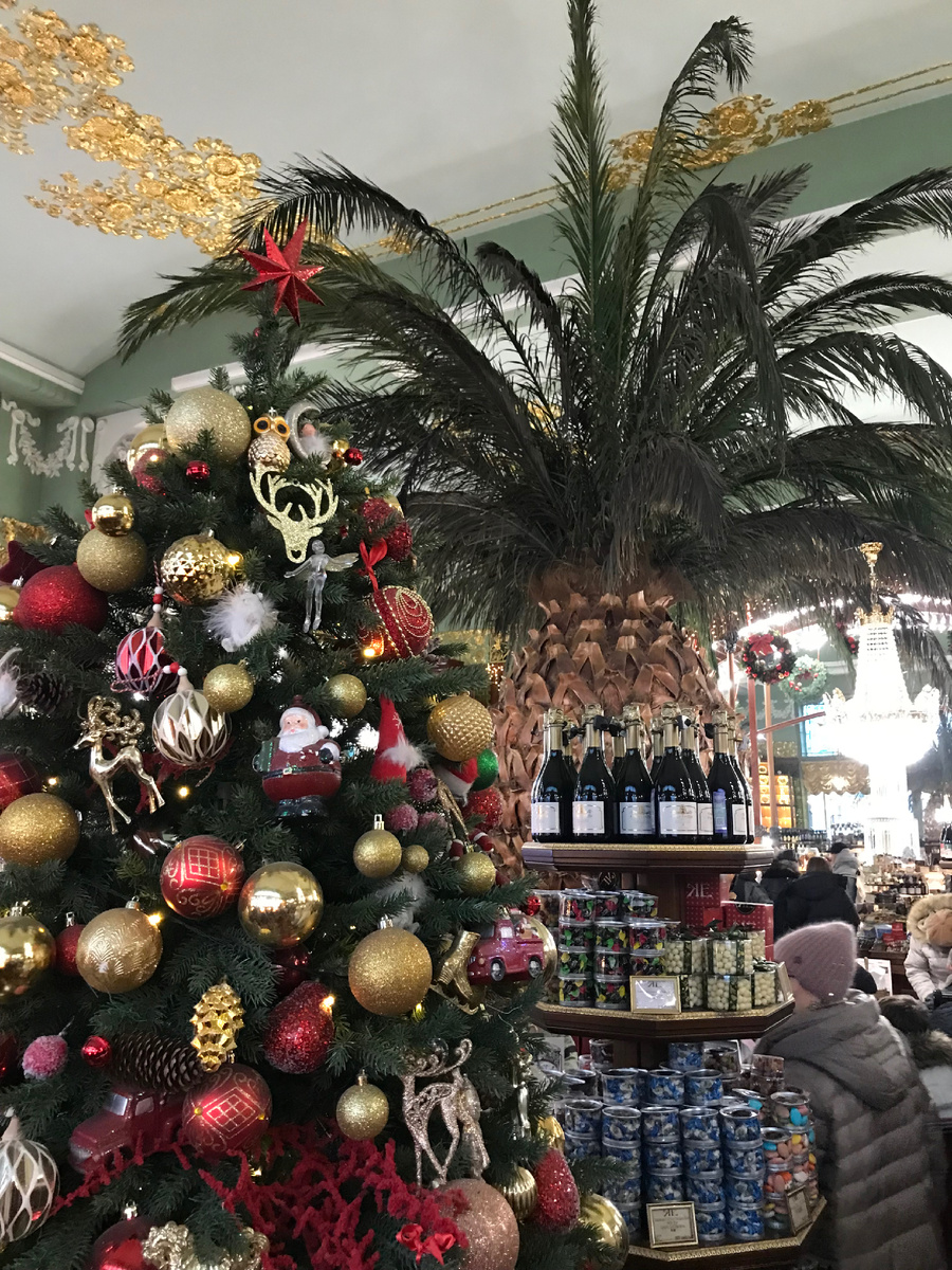 Очень тесно, но дорого, богато. Всё, как мы любим.