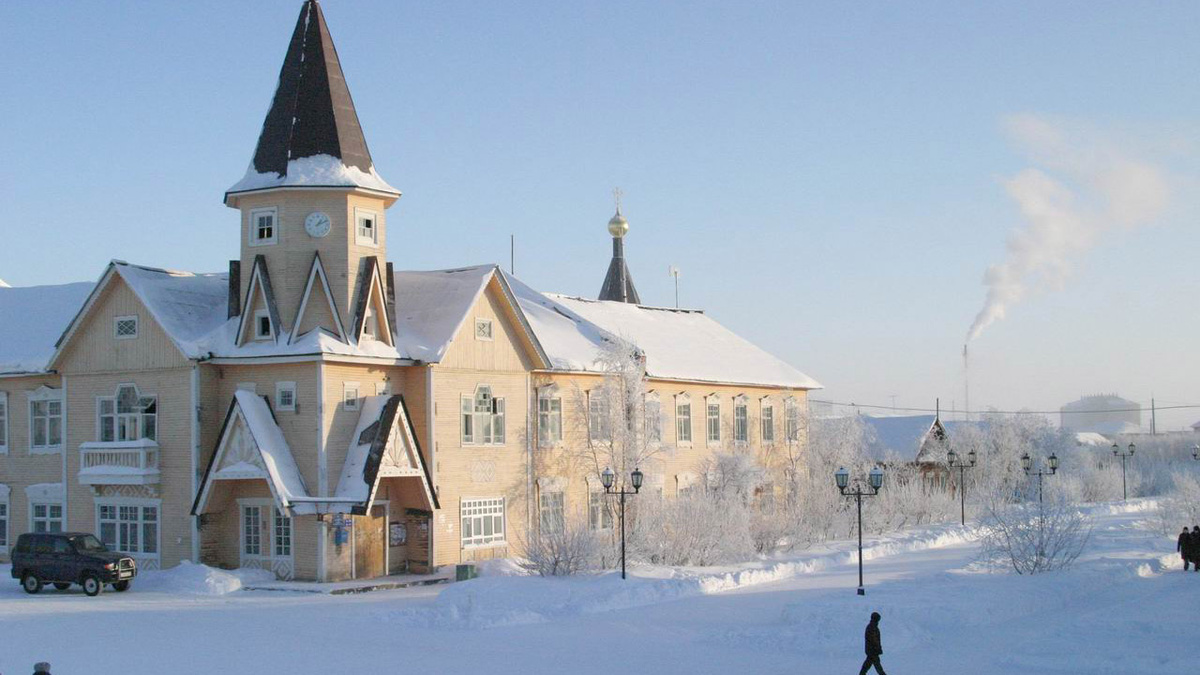 Городок не велик и не мал.