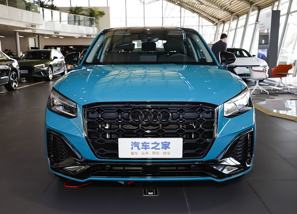 Специальная версия Audi Q2L с пакетом «антихром»