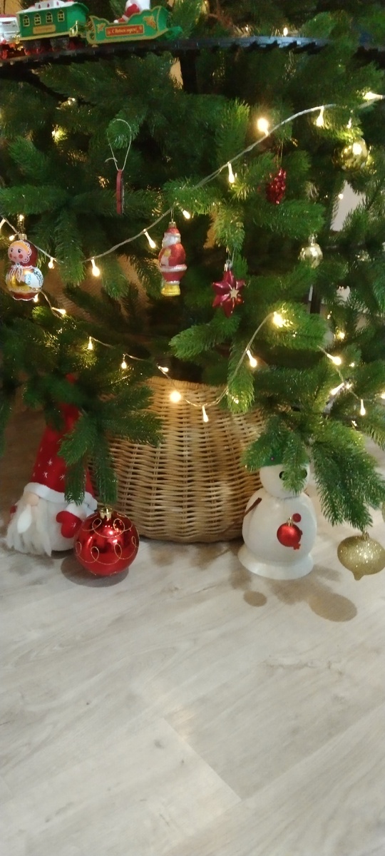 Вот так под ёлочкой смотрится корзина-юбка. 