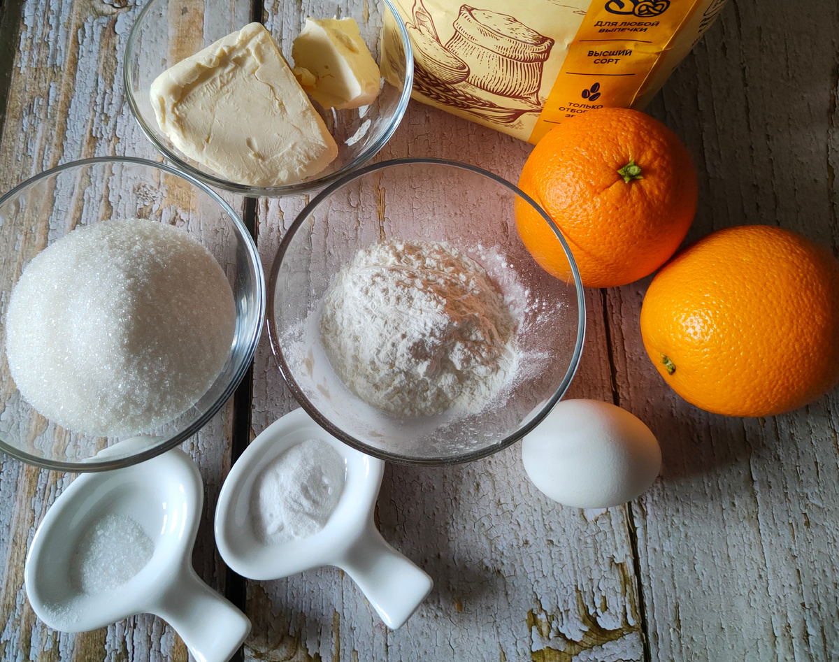 Сегодня я пеку пирог с апельсинами, но можно взять и другие цитрусовые: мандарины, лаймы, лимоны. А ещё вкуснее получается, если их смешать.  